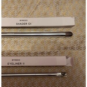 BYREDO SHADER 01 
BYREDO EYELINER 11 

Makeup Brush and Eyeliner Set - 

NEW